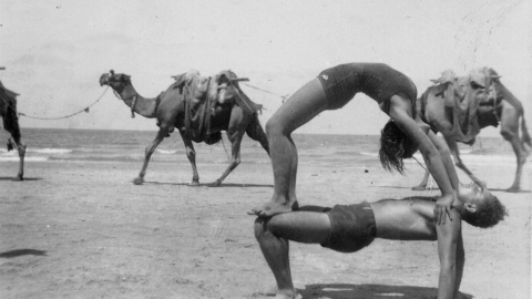 מתרחצים בחוף הים בשנות ה-40.jpg