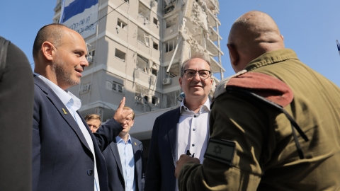 ביקור מדיני ראשון לאחר המלחמה באיראן- ראש העיר צביקה ברוט אירח את שר החוץ גדעון סער ושר הפנים של גרמ