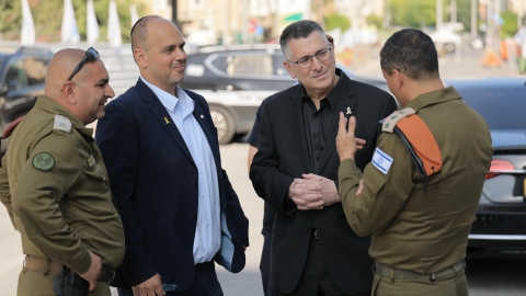 ביקור מדיני ראשון לאחר המלחמה באיראן- ראש העיר צביקה ברוט אירח את שר החוץ גדעון סער ושר הפנים של גרמ