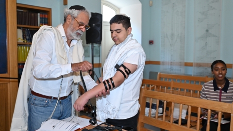 עלו למצוות טקס בר מצווה מרגש לתלמידי תיכון טומשין אופקים בבת-ים3.JPG