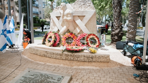בת-ים ציינה 81 שנים לניצחון על גרמניה הנאצית בטקס זיכרון מרגש (1).jpeg