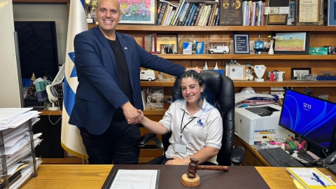 ראשת העיר ליום אחד מועצת הנוער העירונית החליפה את הנהגת בעיר במסגרת יום חילופי השלטון (4).jpeg